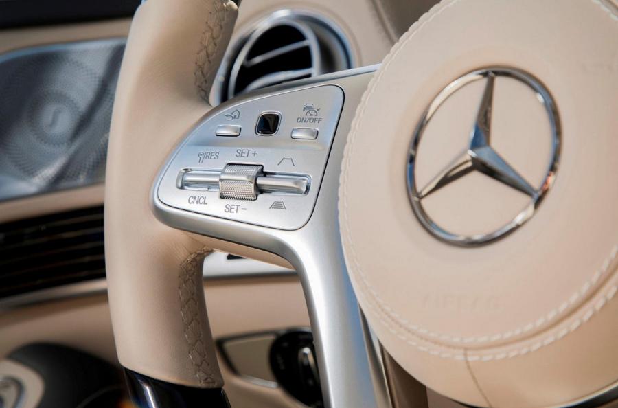 Детали интерьера Mercedes-Maybach S560 4Matic Grand Edition (X222) 2020 года  (фото 4 из 9)